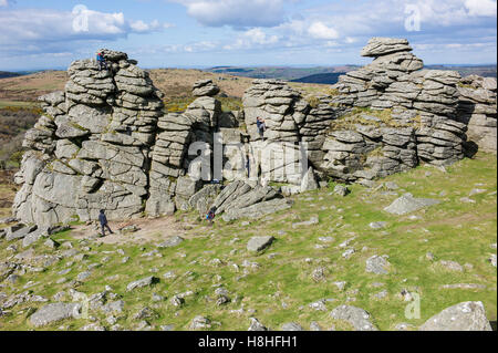 Kletterer auf der Granit-Felsen von Hound Tor, Dartmoor Nationalpark. Devon, UK Stockfoto