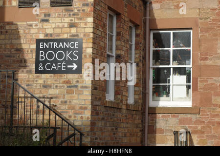 Eingang zum Cafe und Buchhandlung, Hauptstraße, St Boswells Stockfoto