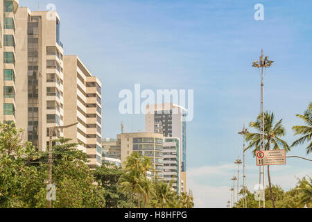 RECIFE, Brasilien, Januar - 2016 - niedrigen Winkel Ansicht von modernen Gebäuden gegen blauen Himmel in der Stadt Recife, Brasilien Stockfoto