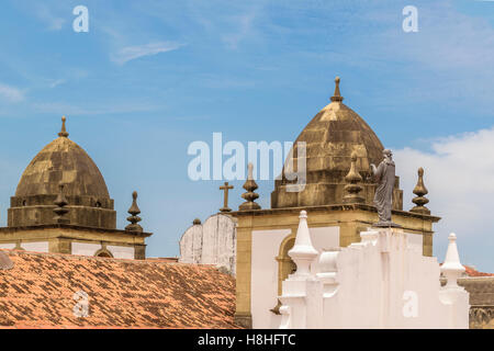 Katholische Kirche Kuppeln gegen blauen Himmel in Recife, Pernambuco, Brasilien Stockfoto