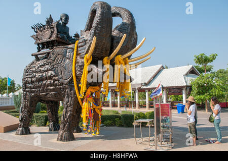 Skulptur des verehrten buddhistischen Mönch Luang Pu Thuat am Wat Huay Mongkol in Hua Hin Thailand Stockfoto