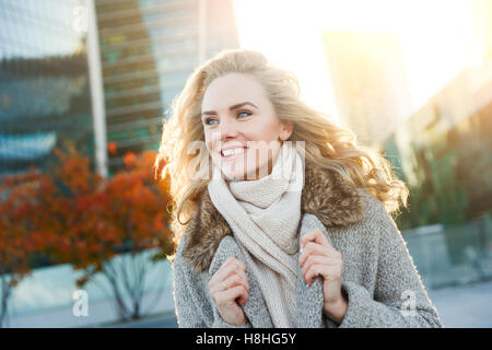 Frau mit lockigem Haar. Stockfoto