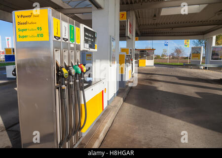 BURG / Deutschland - 13. November 2016: Shell-Tankstelle Zeichen. Shell ist ein Anglo-niederländischen multinationalen Öl- und Gas-Unternehmen. Stockfoto