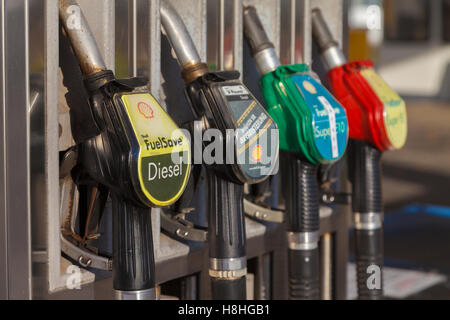 BURG / Deutschland - 13. November 2016: Düsen an einer Shell-Tankstelle füllen. Shell ist ein britisch-niederländischen multinationalen Öl-Unternehmen Stockfoto