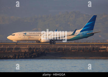 Bali/Indonesien Februar 19, 2013: Boeing 737 von Garuda Indonesia Start am Flughafen von Bali. Stockfoto