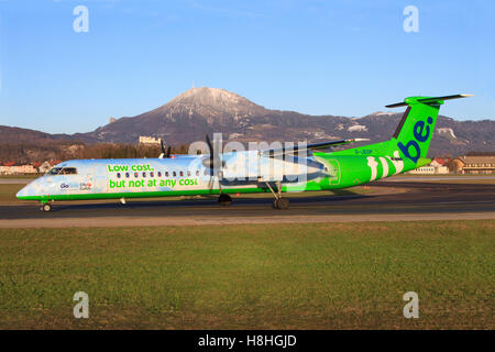 Salzburg/Österreich 9. August 2016: Flybe Dash 8 aus österreichischen landen am Flughafen Salzburg. Stockfoto