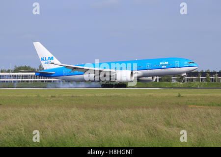 Amsterdam/Niederlande Oktober 29, 2016: Boeing 777 von KLM landet auf dem Flughafen Amsterdam Stockfoto