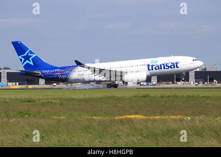 Amsterdam/Niederlande Oktober 29, 2016: Airbus A330 von TRANSAT Besteuerung auf dem Amsterdamer Flughafen Stockfoto