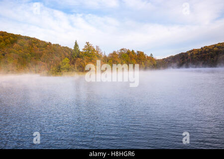 Nebligen Morgen auf den Plitvicer Seen, Kroatien Stockfoto
