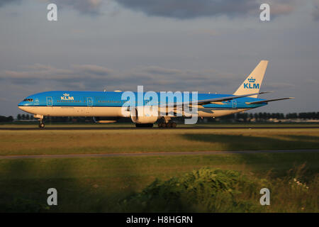 Amsterdam/Niederlande Oktober 29, 2016: Boeing 777 von KLM landet auf dem Flughafen Amsterdam Stockfoto