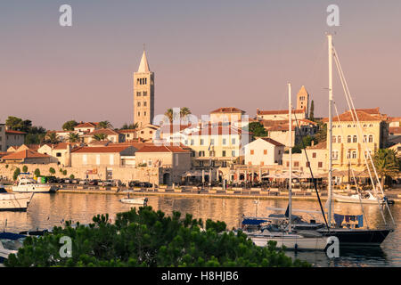 Rab, Kroatien - 9. August 2015: Blick auf die Altstadt von Rab, kroatischen Urlaubsort, berühmt für seine vier Glockentürme. Stockfoto