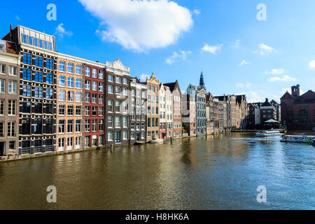 Die berühmten Häuser säumen den Rand des Damrak Kanal-Becken, Amsterdam, Niederlande Stockfoto