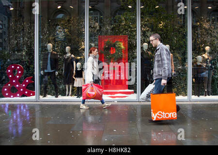 Geschäfte & Shopper in der Central Business District von Markt Street, Manchester, UK Stockfoto