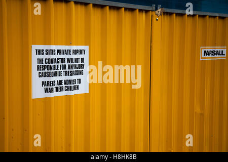 Marshall Bau Stahl Horten tragenden Haftungsausschluss und Warnung vor den Risiken von Hausfriedensbruch, Manchester, UK Stockfoto