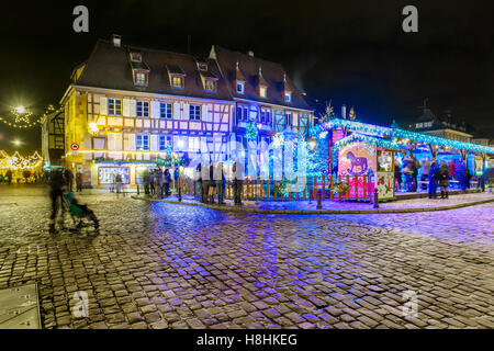 Kinder Kirmes zu Weihnachten. Zierliche kleine Venedig Colmar. Haut-Rhin. Das Elsass. Frankreich Stockfoto