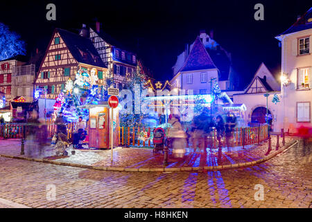 Kinder Kirmes zu Weihnachten. Zierliche kleine Venedig Colmar. Haut-Rhin. Das Elsass. Frankreich Stockfoto