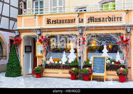 Weihnachts-Dekorationen auf typischen historischen Fachwerk Restaurant im Zentrum von Colmar, Weinstraße, Elsass, Frankreich Stockfoto