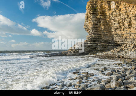 Strand und Felsen bei Nash Point an einem hell und windiger Herbstmorgen, Glamorgan Heritage Coast, South Wales Stockfoto