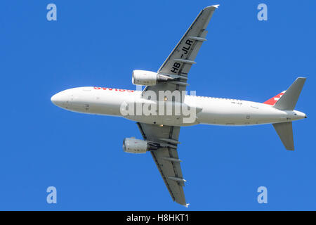 Maribor, Slowenien - 24. August 2016: Swiss International Airlines Crew ist Ausbildung in Maribor mit einem Airbus a-320 ausgeführten traf Stockfoto