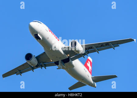 Maribor, Slowenien - 24. August 2016: Swiss International Airlines Crew ist Ausbildung in Maribor mit einem Airbus a-320 ausgeführten traf Stockfoto