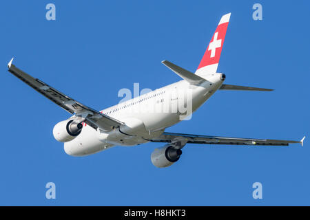 Maribor, Slowenien - 24. August 2016: Swiss International Airlines Crew ist Ausbildung in Maribor mit einem Airbus a-320 ausgeführten traf Stockfoto