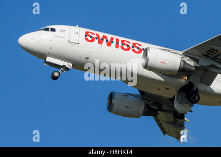 Maribor, Slowenien - 24. August 2016: Swiss International Airlines Crew ist Ausbildung in Maribor mit einem Airbus a-320 ausgeführten traf Stockfoto