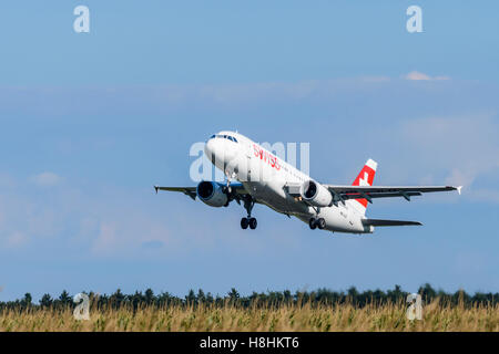 Maribor, Slowenien - 24. August 2016: Swiss International Airlines Crew ist Ausbildung in Maribor mit einem Airbus a-320 ausgeführten traf Stockfoto