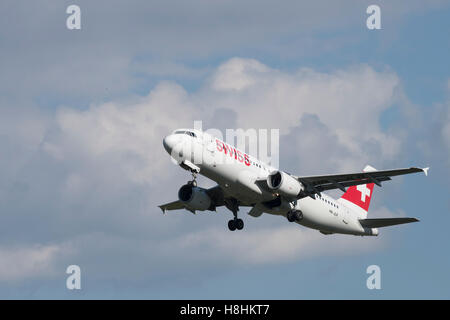 Maribor, Slowenien - 24. August 2016: Swiss International Airlines Crew ist Ausbildung in Maribor mit einem Airbus a-320 ausgeführten traf Stockfoto