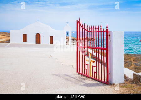 Agios Nikolaos. Rote Tor der kleinen weißen orthodoxen Kirche offen Stockfoto