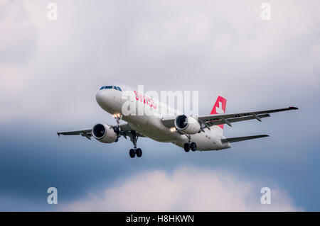 Maribor, Slowenien - 27. Juni 2014: Swiss International Airlines Crew ist Ausbildung in Maribor mit einem Airbus a-320 ausgeführten traffi Stockfoto