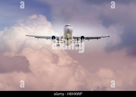 Maribor, Slowenien - 27. Juni 2014: Swiss International Airlines Crew ist Ausbildung in Maribor mit einem Airbus a-320 ausgeführten traffi Stockfoto