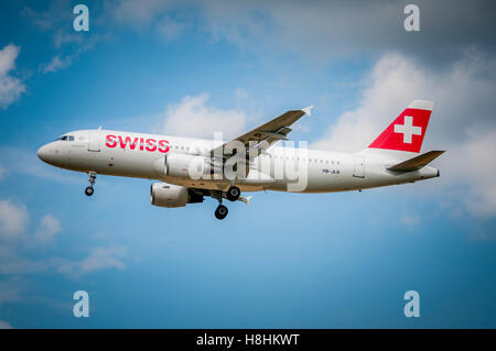 Maribor, Slowenien - 27. Juni 2014: Swiss International Airlines Crew ist Ausbildung in Maribor mit einem Airbus a-320 ausgeführten traffi Stockfoto