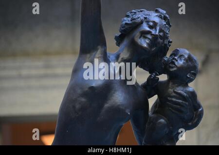 Die kultigen Frederick MacMonnies Mänade und Säugling Faun Statue und Brunnen im Rathaushof McKim Gebäude. Stockfoto