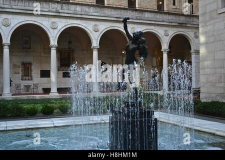 Die kultigen Frederick MacMonnies Mänade und Säugling Faun Statue und Brunnen im Rathaushof McKim Gebäude. Stockfoto