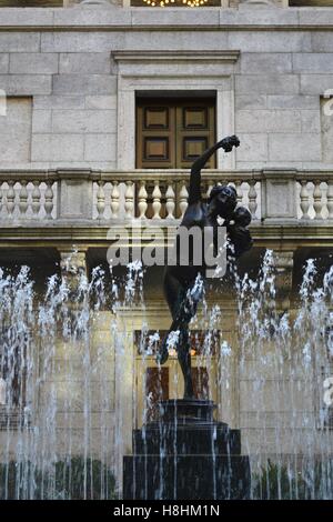 Die kultigen Frederick MacMonnies Mänade und Säugling Faun Statue und Brunnen im Rathaushof McKim Gebäude. Stockfoto