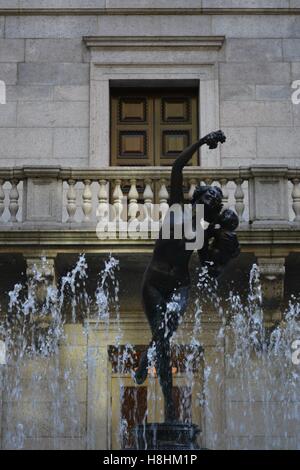 Die kultigen Frederick MacMonnies Mänade und Säugling Faun Statue und Brunnen im Rathaushof McKim Gebäude. Stockfoto