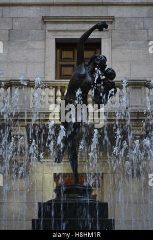 Die kultigen Frederick MacMonnies Mänade und Säugling Faun Statue und Brunnen im Rathaushof McKim Gebäude. Stockfoto