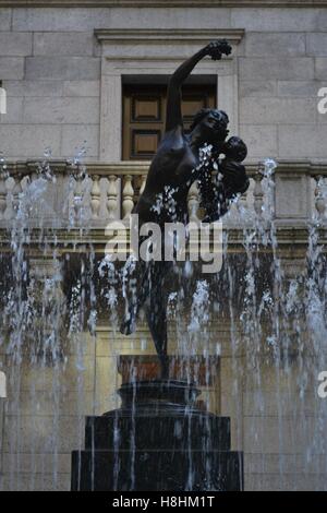 Die kultigen Frederick MacMonnies Mänade und Säugling Faun Statue und Brunnen im Rathaushof McKim Gebäude. Stockfoto