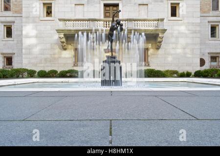 Die kultigen Frederick MacMonnies Mänade und Säugling Faun Statue und Brunnen im Rathaushof McKim Gebäude. Stockfoto