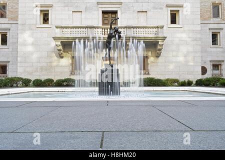 Die kultigen Frederick MacMonnies Mänade und Säugling Faun Statue und Brunnen im Rathaushof McKim Gebäude. Stockfoto