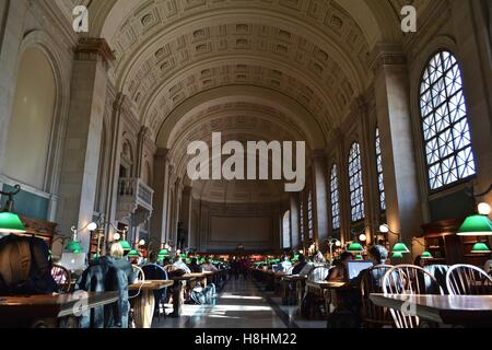 Ein Blick ins Innere der legendären Bates Hall von der Boston Public Library am Copley Square in Bostons Back Bay. Stockfoto