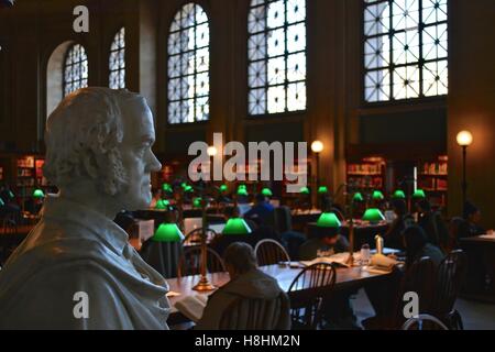 Ein Blick ins Innere der legendären Bates Hall von der Boston Public Library am Copley Square in Bostons Back Bay. Stockfoto