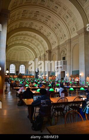 Ein Blick ins Innere der legendären Bates Hall von der Boston Public Library am Copley Square in Bostons Back Bay. Stockfoto