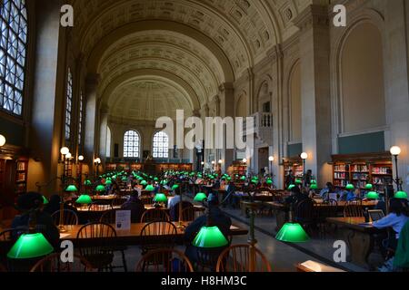 Ein Blick ins Innere der legendären Bates Hall von der Boston Public Library am Copley Square in Bostons Back Bay. Stockfoto