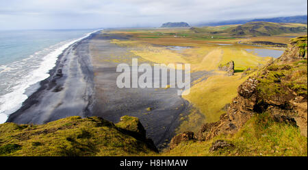 Mit Blick auf den schwarzen Sandstrand in Vik, Island Stockfoto