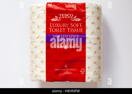 Packung Tesco Luxus weiches Toilettenpapier Glühwürze duftend 4 dekorierte Rollen isoliert auf weißem Hintergrund - UK Stockfoto