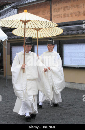 Japan, Kyoto, Zuiki Festival, Kabuto kein Gokuhosen Zeremonie, Shinto Priester, Stockfoto