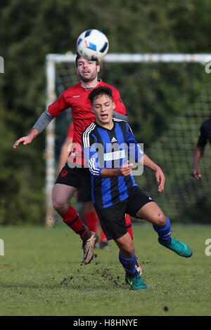 London United Sports (blau/schwarz) Vs Riviera, Hackney & Leyton Sunday League Football in Hackney Sümpfe am 13. November 2016 Stockfoto