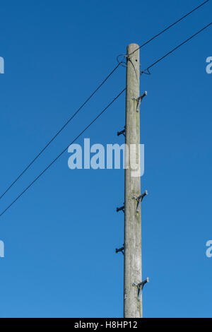 Telegraph / Telefon-Drähte und Pol klaren blauen Himmel. Stockfoto