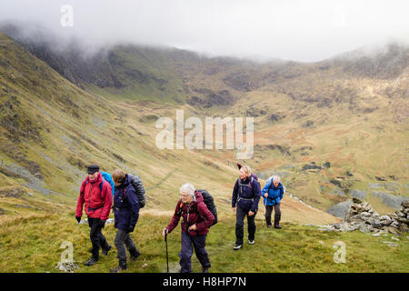 Gruppe von Wanderern Yr Aran über Cwm Llan in Snowdonia-Nationalpark wandern. Gwynedd, Wales, UK, Großbritannien Stockfoto